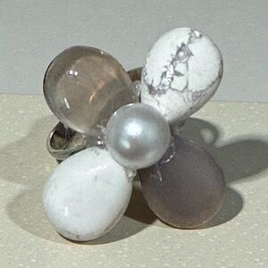 Elegant Silver and White Floral Ring